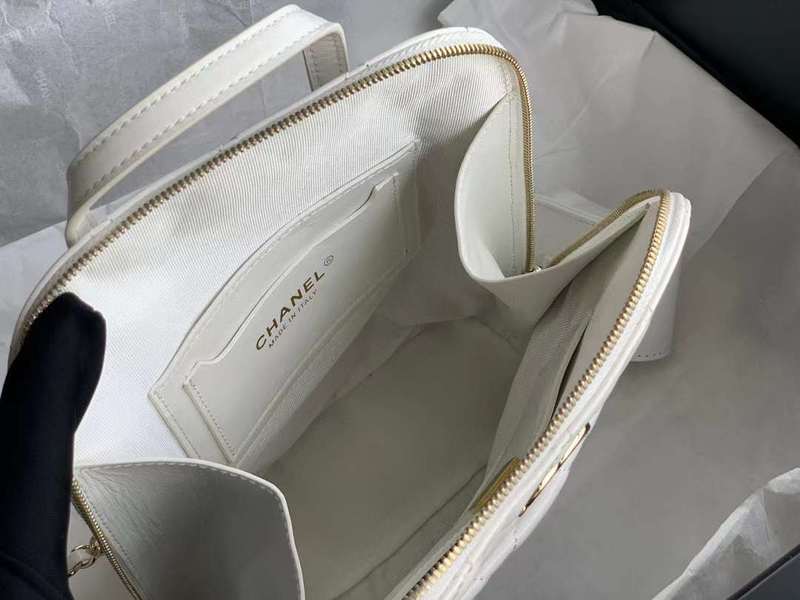 Zivas Charm Streamlined Design Everyday Handbag (Everyday Luxury Essential) – Close-Up Detail