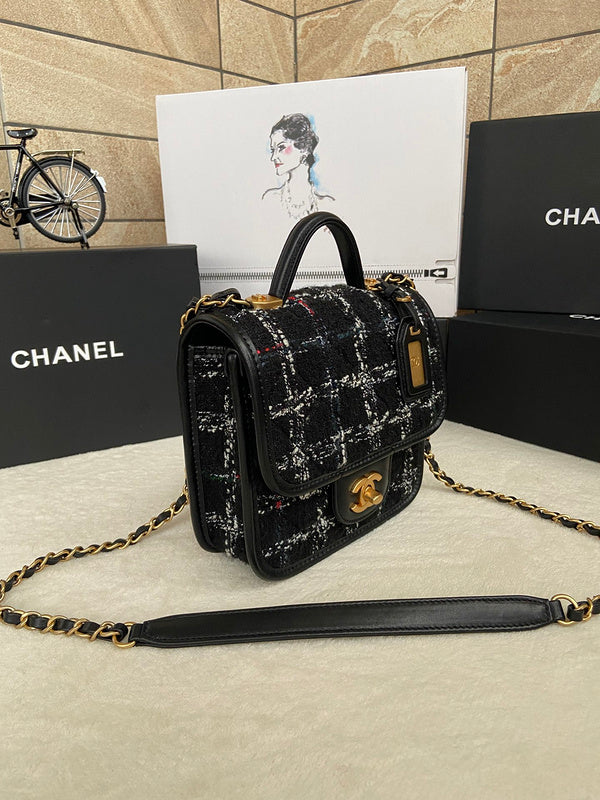 Zivas Charm Chic Craftsmanship Designer Handbag (Effortless Style Upgrade) – Close-Up Detail