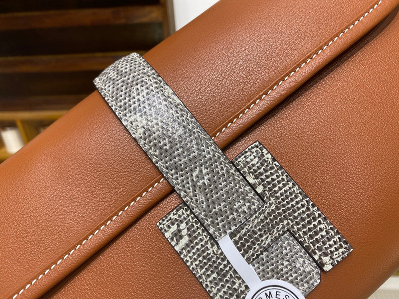 Fluid handbag styled for everyday wear