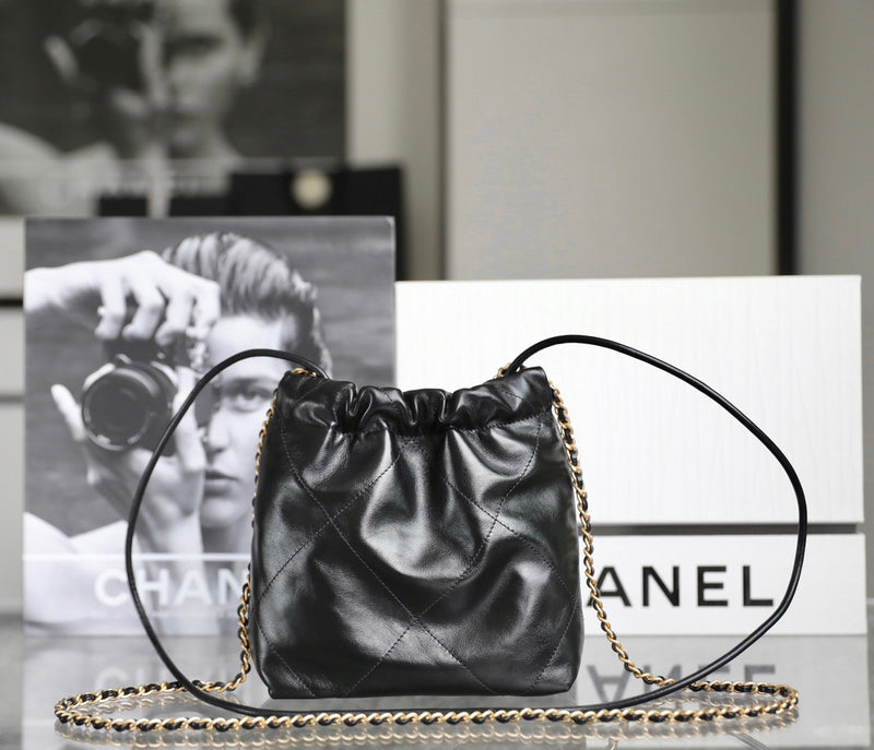 Ziva's Charm handbag – detail view (one versatile size)