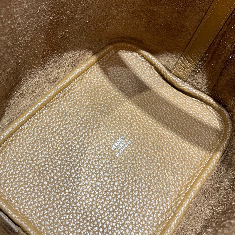 Streamlined handbag styled for everyday wear