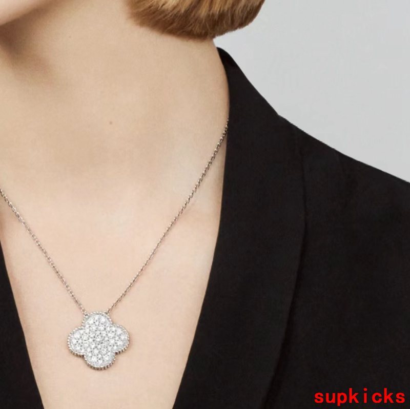 Full view of Van Cleef & Arpels unisex jewelry piece