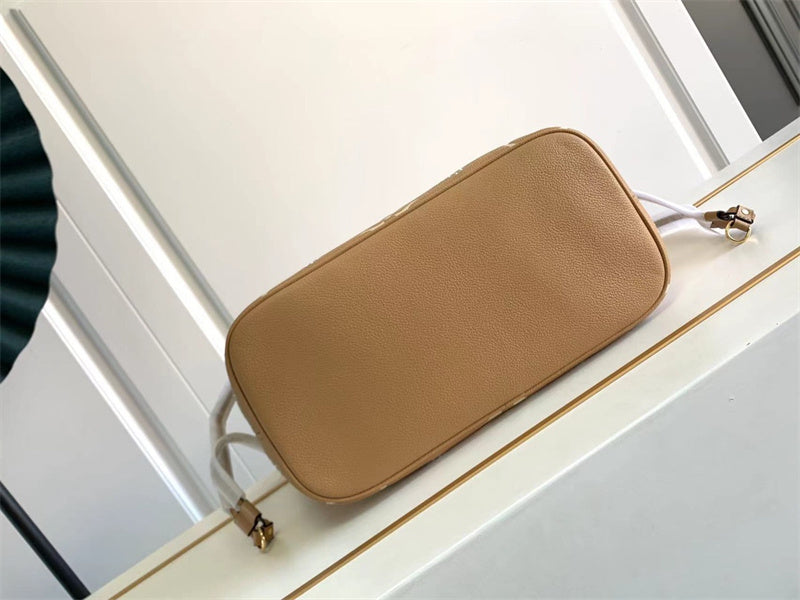  Clean-Lined carryall bag carried on shoulder 10