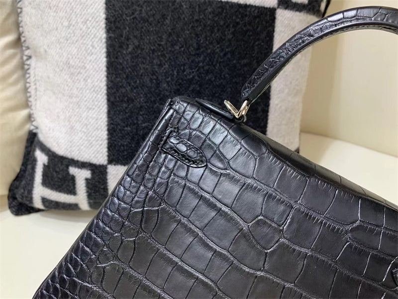 Streamlined bag women's premium everyday handbag