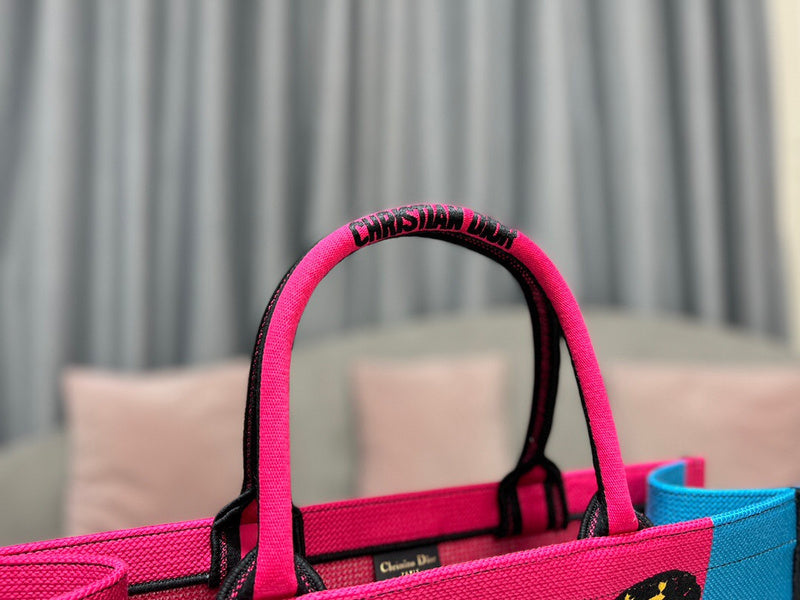 Handle and strap detail of polished modern women's handbag – women's everyday handbag