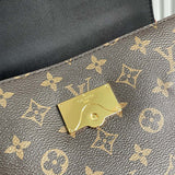  chic everyday bag detail view showing craftsmanship 8