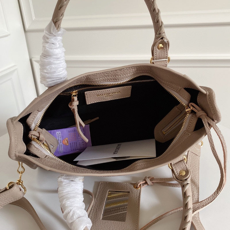 Zivas Charm Polished Finish Fashion Handbag (Refined Modern Silhouette) – Close-Up Detail