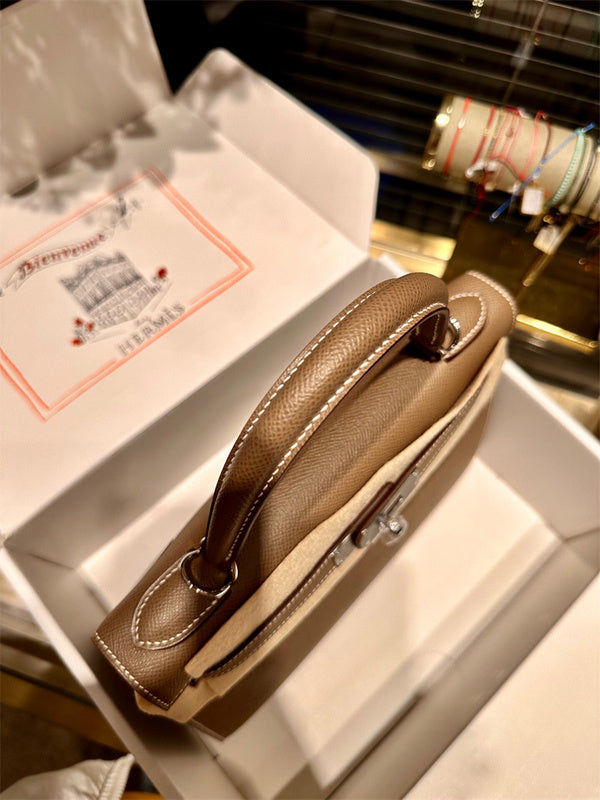  top-handle bag interior and compartment view
