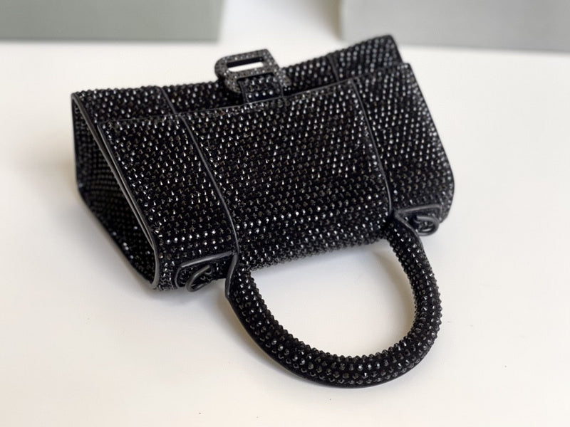 Zivas Charm Versatile Design Statement Handbag (Everyday Luxury Essential) – Full Silhouette