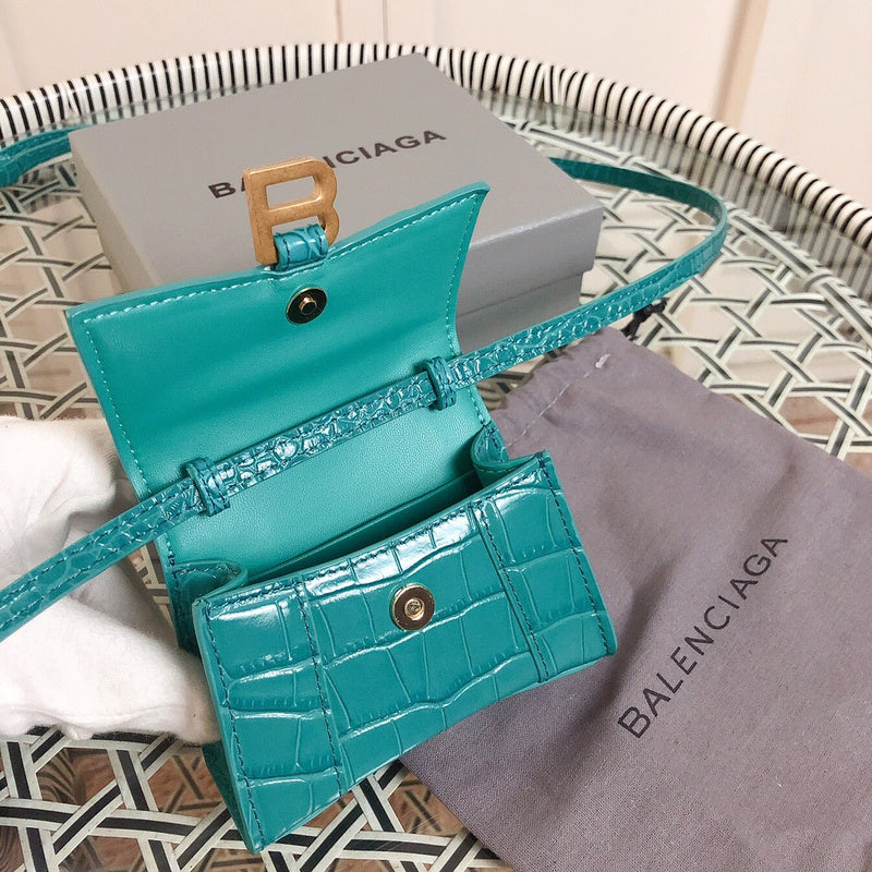 Handle and strap detail of structured classic women's handbag – women's premium purse