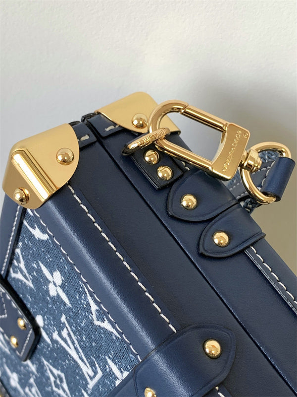  Everyday shoulder bag front view 7