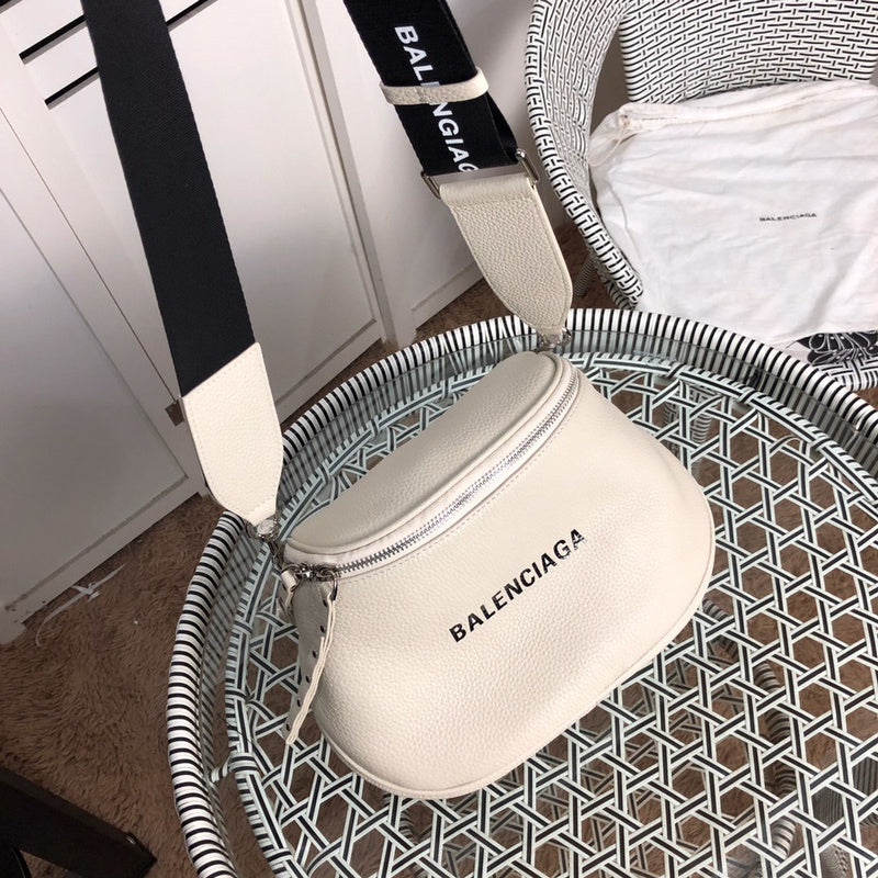 Interior view of everyday-luxe signature women's handbag – women's luxury accessory