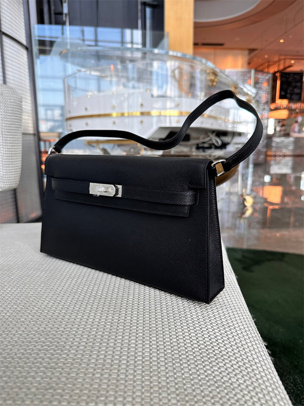 shoulder bag interior and compartment view 9