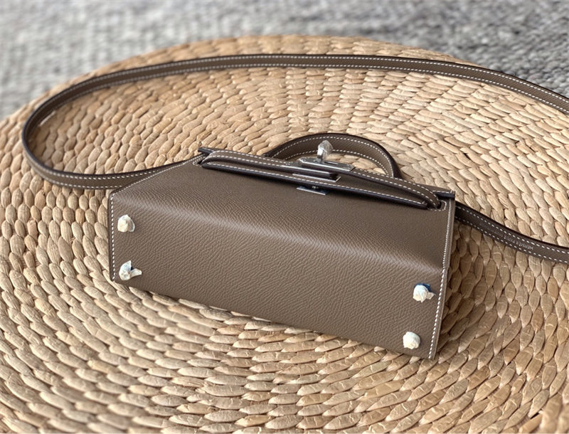  Classic structured bag front view 7
