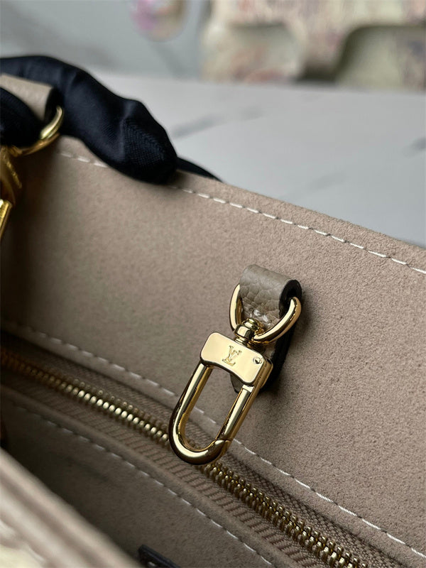  Signature shoulder bag front view 7