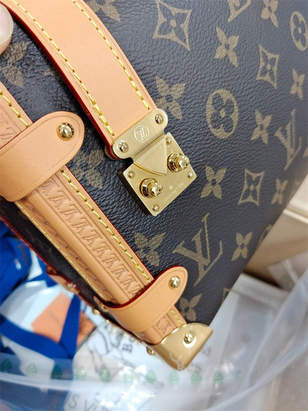  Smart top-handle bag front view 7