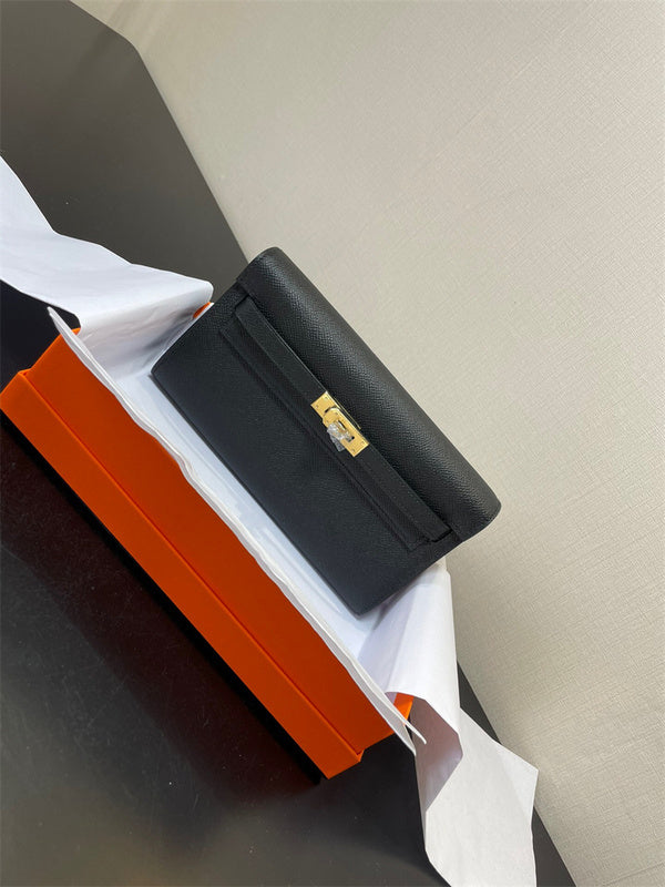 Streamlined carryall bag carried on shoulder