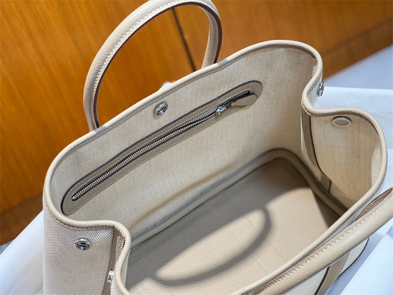  sleek everyday bag detail view showing craftsmanship 14