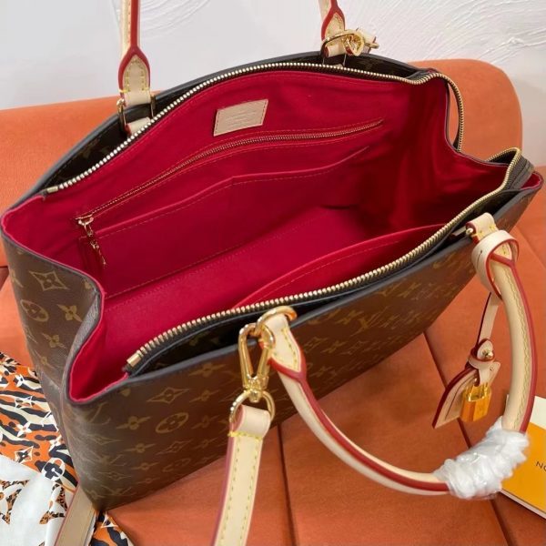 Handle and strap detail of chic classic women's handbag – women's luxury accessory