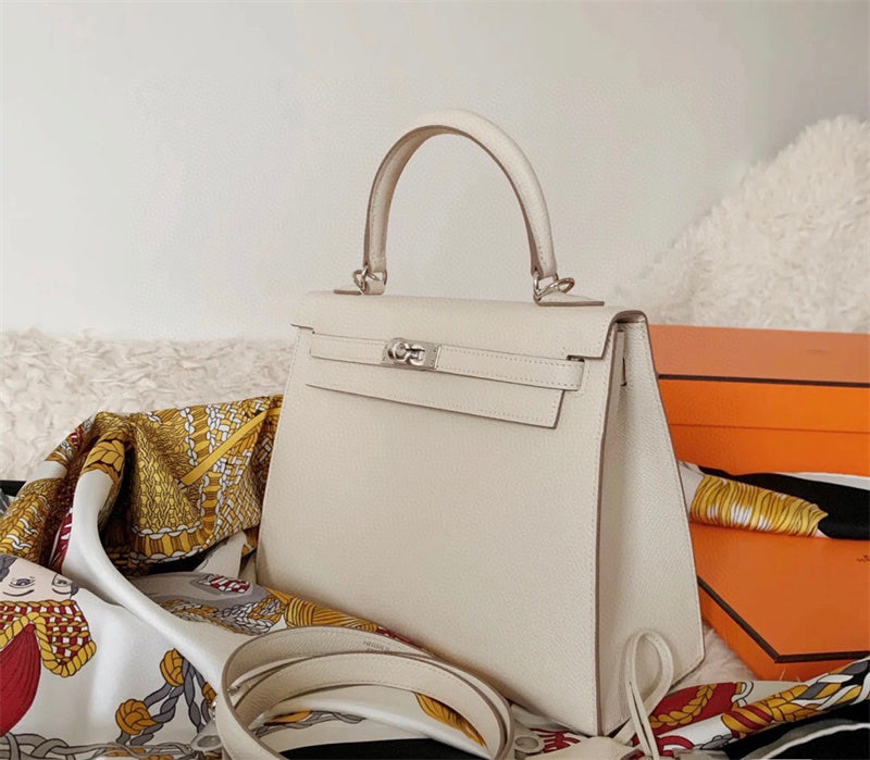  modern everyday bag detail view showing craftsmanship 14
