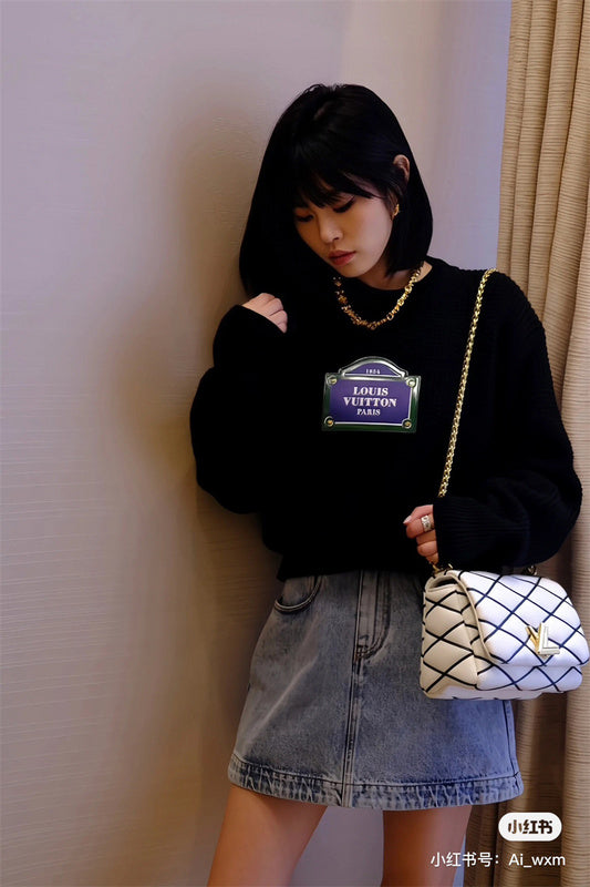  streamlined carryall bag styled with outfit 36