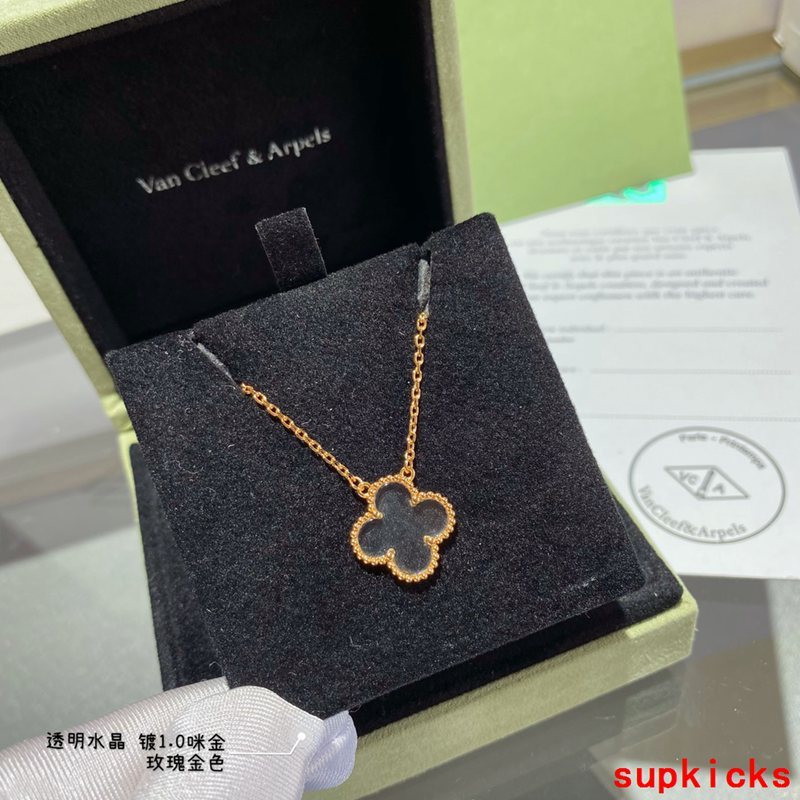 Full view of Van Cleef & Arpels unisex jewelry piece
