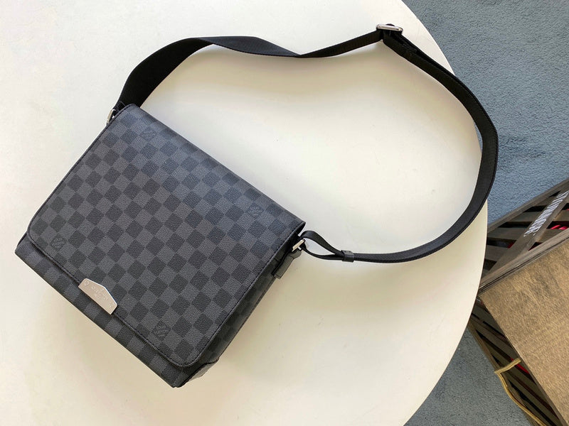 Side profile of polished chic women's handbag – women's luxury handbag