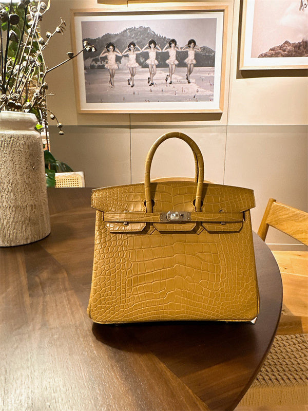  Modern crossbody bag front view