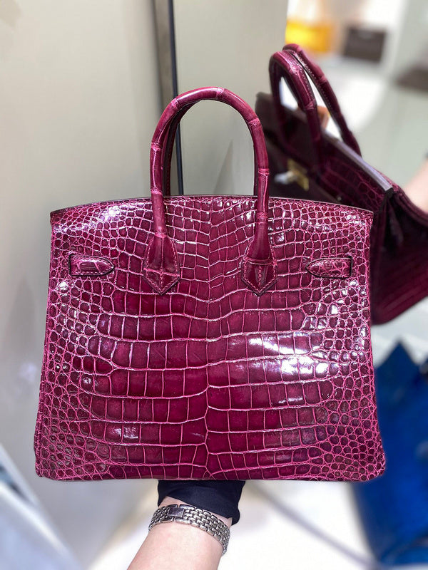 Effortless handbag styled for everyday wear