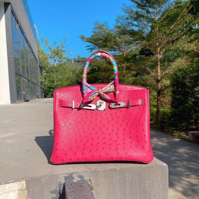 Fluid handbag styled for everyday wear