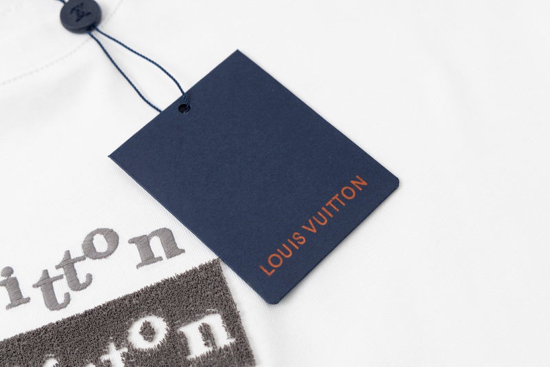 Full styled look of Louis Vuitton cotton t-shirt with logo-detail design