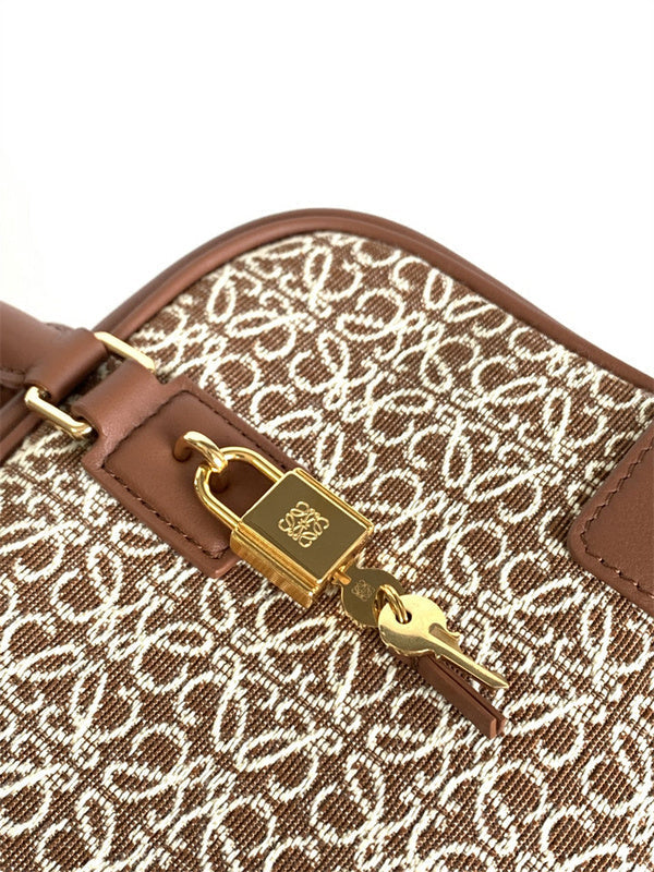  minimalist shopper bag styled with outfit