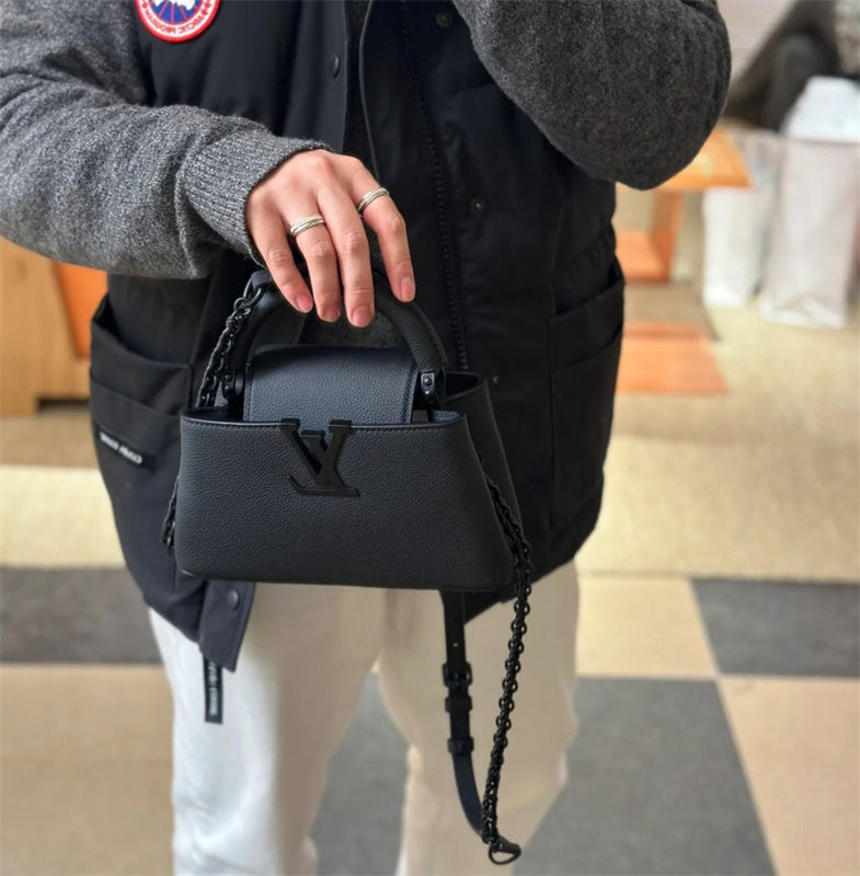  Versatile shoulder bag carried on shoulder 22