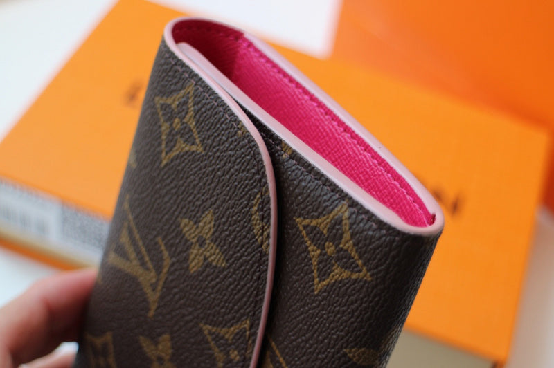 Handle and strap detail of premium polished women's handbag – women's premium purse