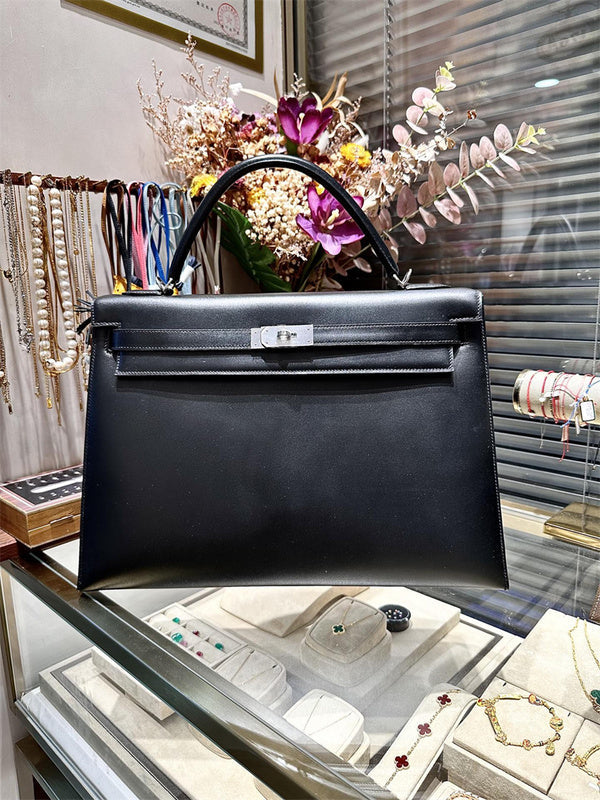 shoulder bag interior and compartment view 9