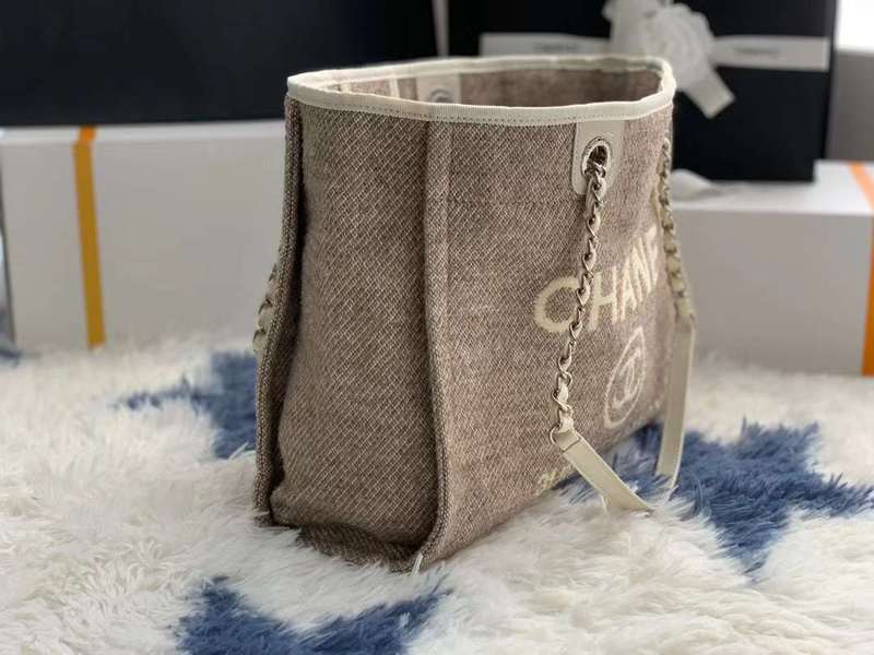 Zivas Charm Chic Craftsmanship Luxury Handbag (Versatile Style Statement) – Close-Up Detail