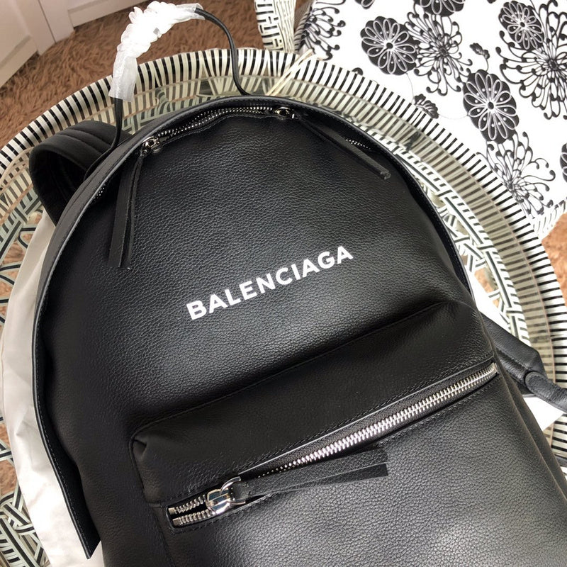Interior view of classic chic women's handbag – women's everyday handbag