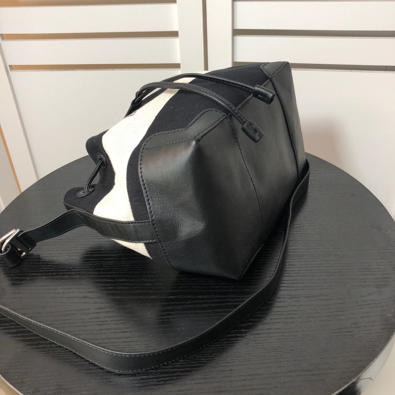 Handle and strap detail of refined signature women's handbag – women's statement bag