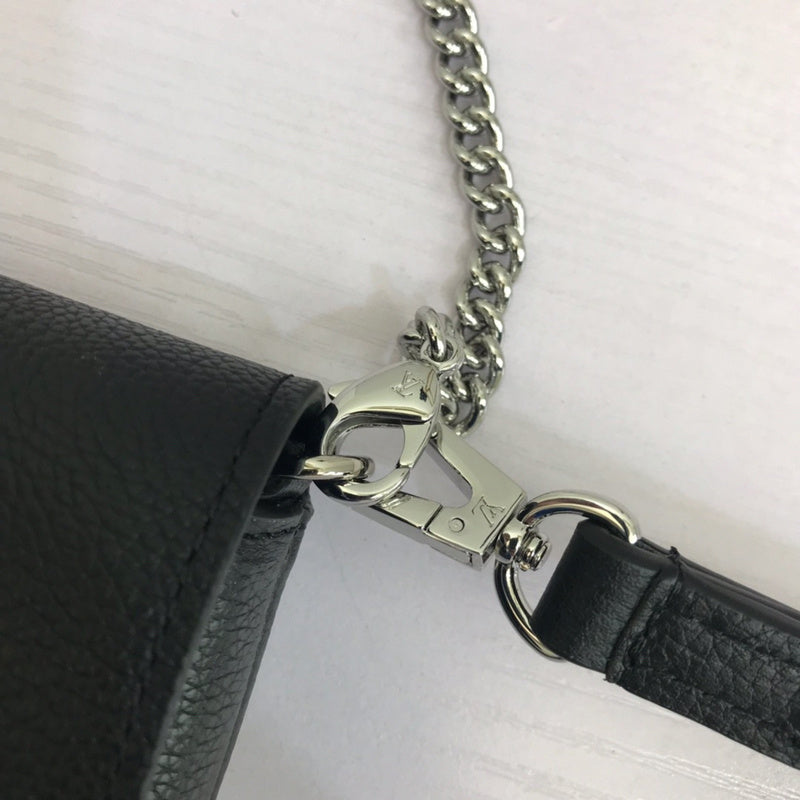 Handle and strap detail of structured sleek women's handbag – women's everyday handbag