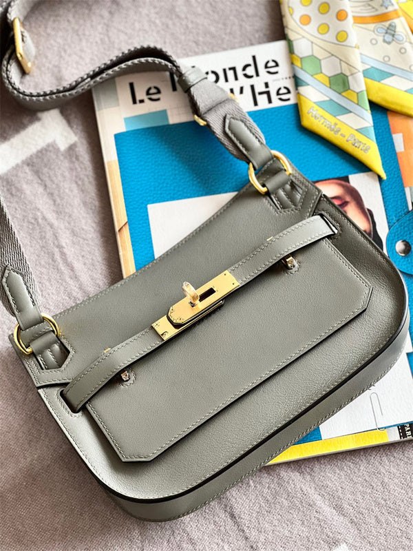  shoulder bag close-up of hardware and finish 29