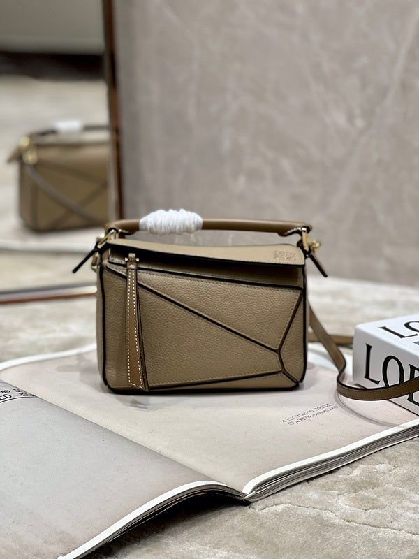 Ziva's Charm handbag – detail view (18cm*12.5cm*8cm)