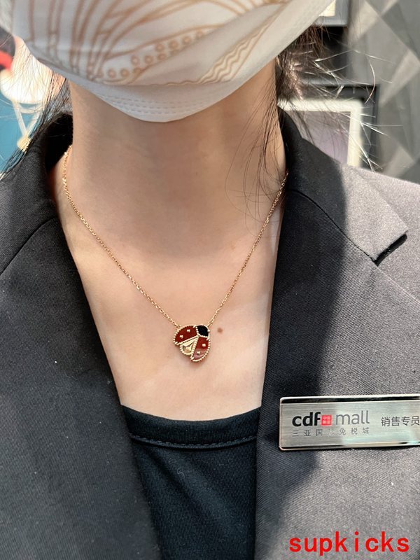 Front view of Van Cleef & Arpels unisex jewelry piece