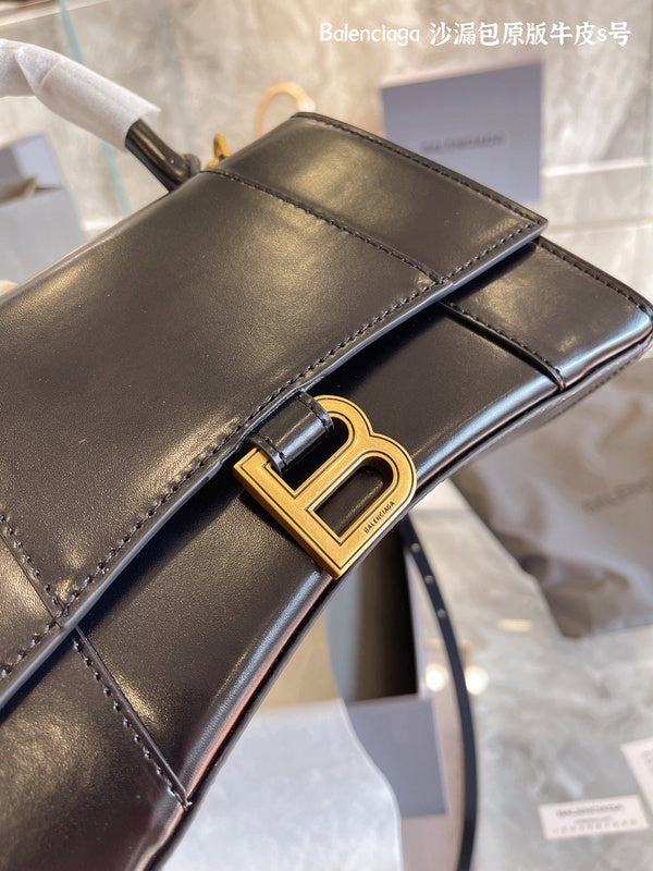 Ziva's Charm handbag – close-up view (one versatile size)