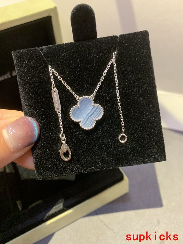 Angled view of Van Cleef & Arpels unisex jewelry piece