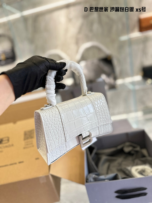Ziva's Charm handbag – product shot (one versatile size)
