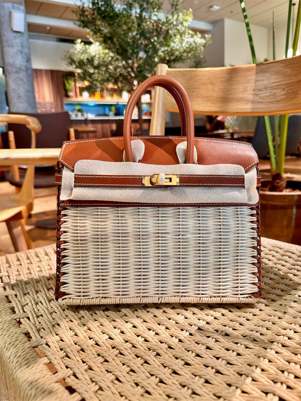Fluid handbag styled for everyday wear