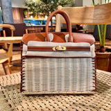 Fluid handbag styled for everyday wear