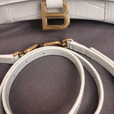 Handle and strap detail of statement refined women's handbag – women's premium purse