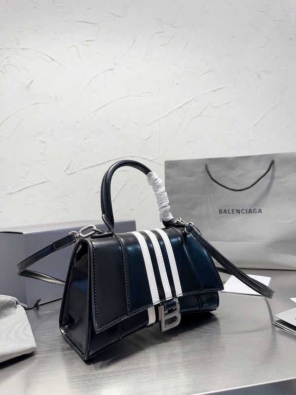Ziva's Charm handbag – product shot (one versatile size)