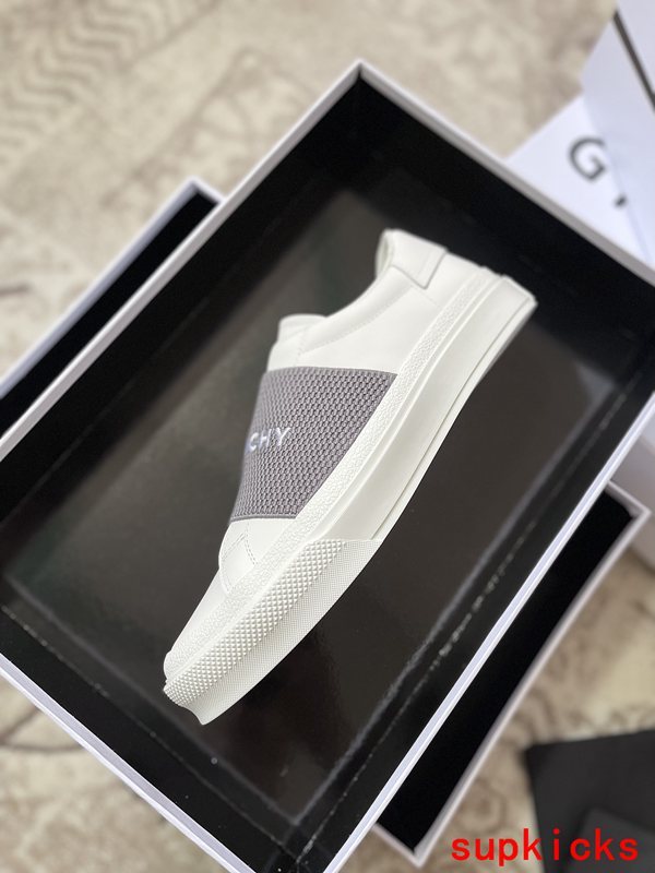 Givenchy shoes Style 043 - logo and branding close-up